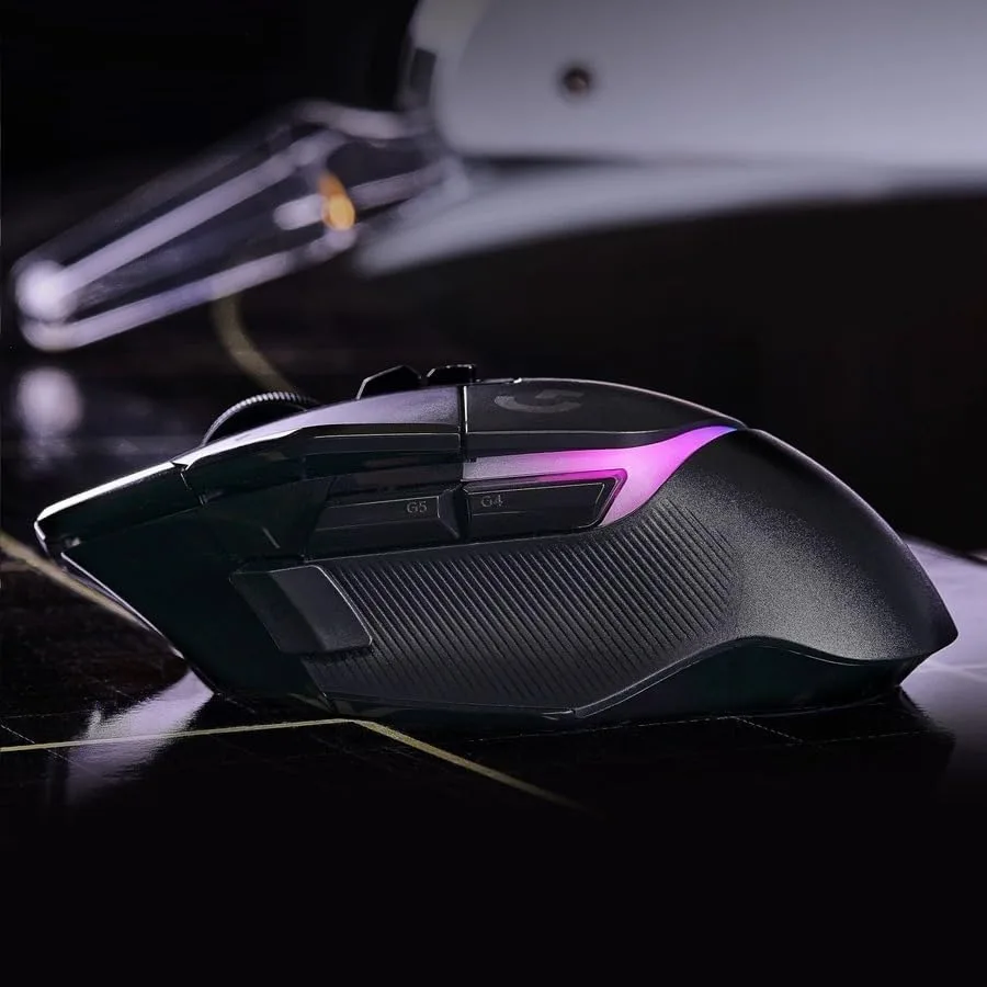 Logitech G502 X PLUS — Pamja anësore tregon ndriçimin dhe zonën e komandave për gishtin e madh.