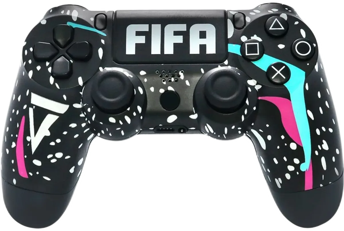 Kontrollues i një prodhuesi të tretë për PS4, me grafikë bardhë e zi