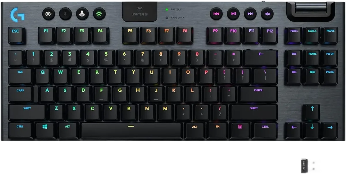 Logitech G915 TKL — Formati TKL ruan navigimin dhe liron hapësirë në të djathtë.